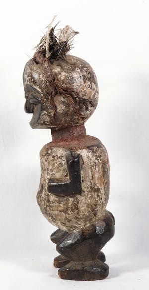 Urhobo - Beschermbeeld met haar van touw en veren kopen? Bied vanaf 1!