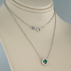 14k gouden collier met hanger bezet met smaragd en briljant geslepen diamant kopen? Bied vanaf 175!