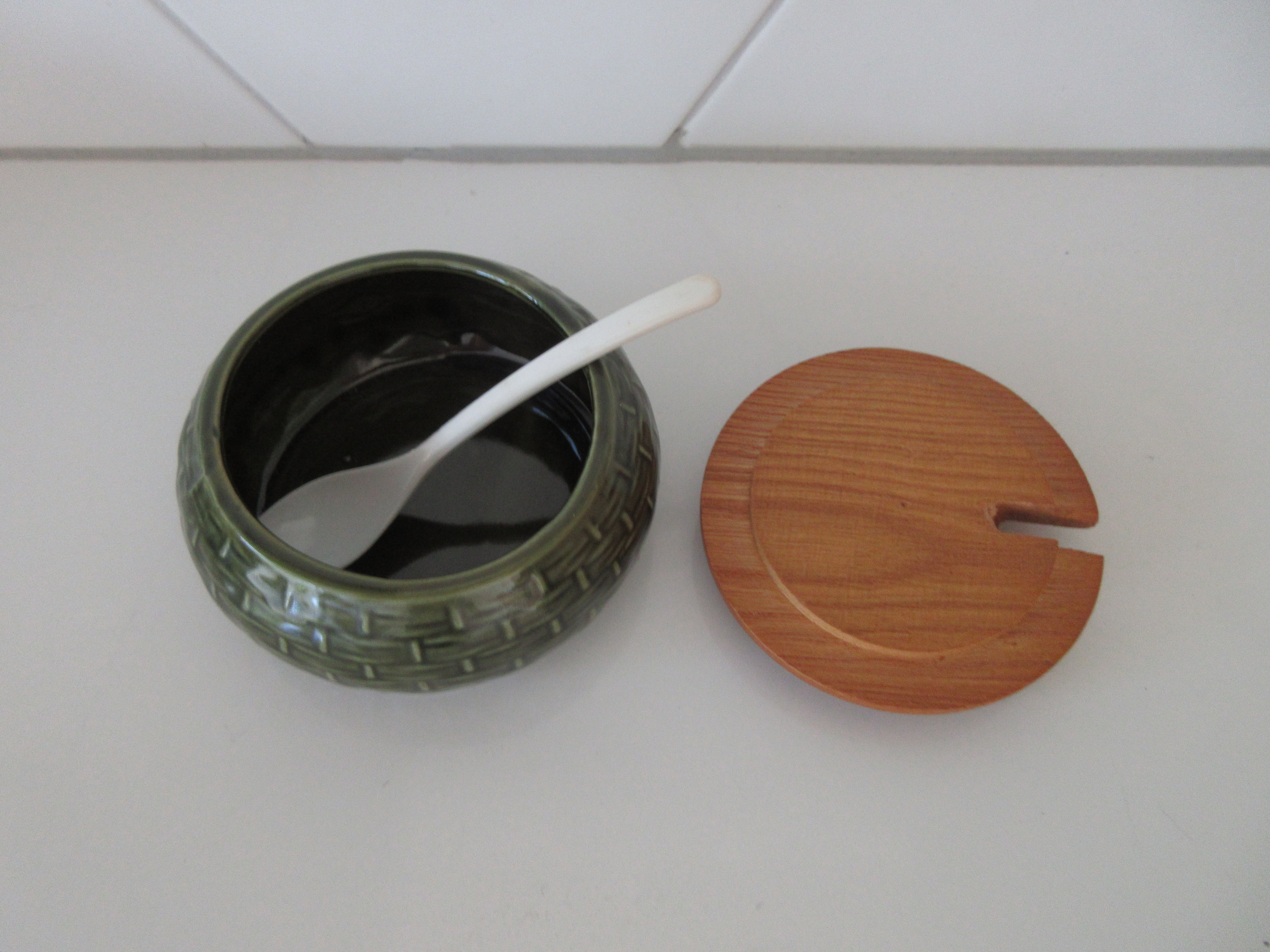 Niet of onleesbaar gesigneerd - Vintage Japans seventies groen aardewerken en houten tafelset kopen? Bied vanaf 1!