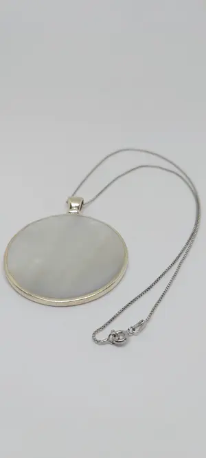 AcheterItaliaanse Zilveren collier en hanger ingelegd met parelmoer? Enchérissez de 45!