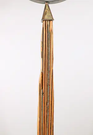 Marlies van Heijningen - Houten pilaar met uitgestrekte metalen top kopen? Bied vanaf 1!