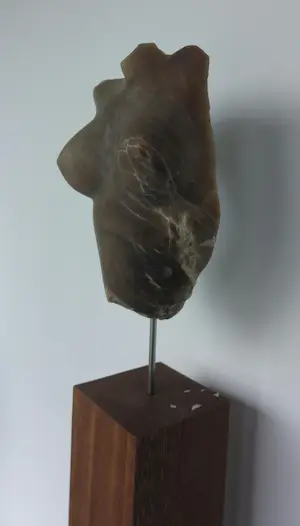 Angelo Moyano - Sculptuur van natuursteen / albast op houten sokkel, Vrouwentorso kopen? Bied vanaf 1500!