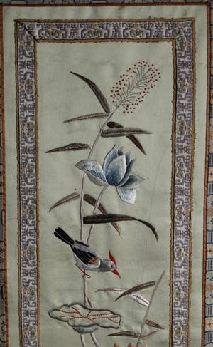 Niet of onleesbaar gesigneerd - Textielkunst , Japan , Oosterse voorstelling met vogel – ingelijst kopen? Bied vanaf 1!