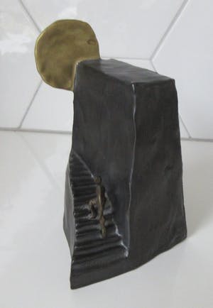 Corry Ammerlaan - Abstract Keramisch beeld van een trap richting een gouden zon en bronzen figuur kopen? Bied vanaf 32!