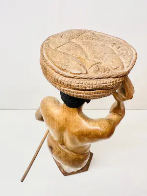 AcheterOnbekend - Afrikaanse houten vrouwensculpturen van Ngimbi Tatu? Enchérissez de 80!