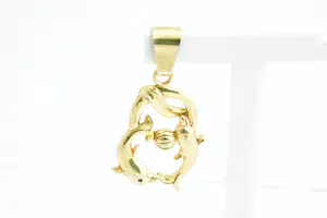 37 - Fraai gedetailleerde 18 Krt geel-gouden "Dolfijnen met bal" hanger kaufen? Bieten Sie von 210!