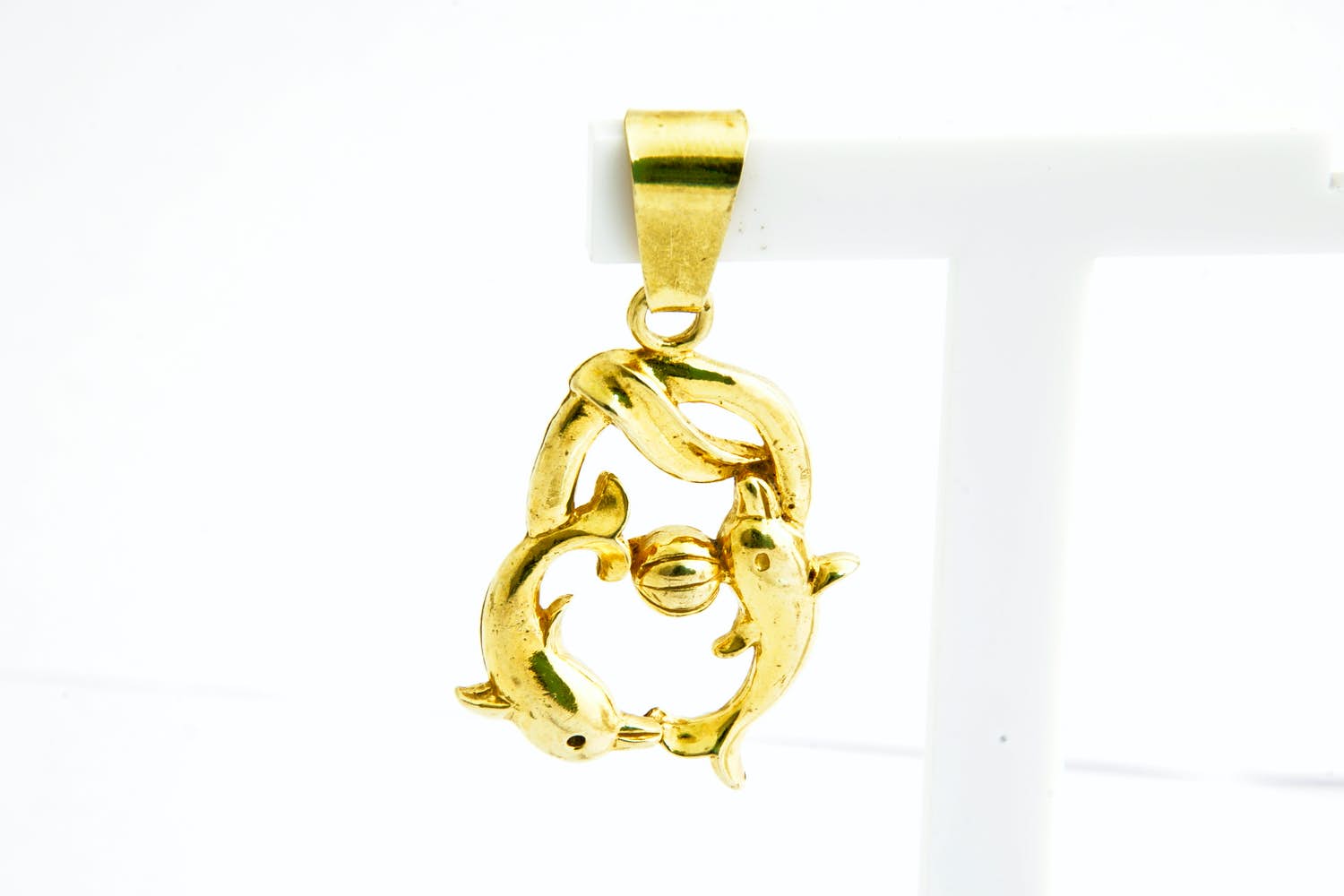 37 - Fraai gedetailleerde 18 Krt geel-gouden "Dolfijnen met bal" hanger kopen? Bied vanaf 210!