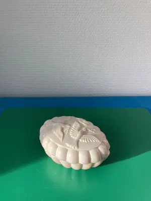 Curt Schlevogt - Art deco zeepdoos uit geperst glas/persglas/melkglas kopen? Bied vanaf 1!