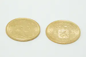 47- TWEE  900/1000 (90%) gouden "vijfjes" - Koningin Wilhelmina - 1912 kopen? Bied vanaf 440!