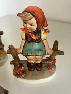 Porzellanfabrik W. Goebel - DRIE OP EEN HEK< prachtige oude hummels nrs. 111,112 en 201 - TMK4 kopen? Bied vanaf 98!