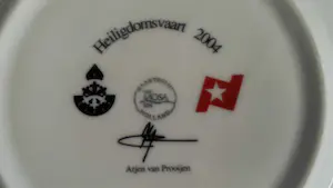 N.V. Porselein- en Tegelfabriek Mosa - twee borden van Arjen van Prooijen kopen? Bied vanaf 24!