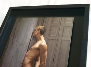 Erwin Olaf - Ingelijste foto uit de serie Skin Deep , Male Nude No. 01 - 2015 kopen? Bied vanaf 1000!