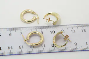 15 - Twee (2) paar 14krt geel gouden oorsieraden - creolen en bladeren kopen? Bied vanaf 170!