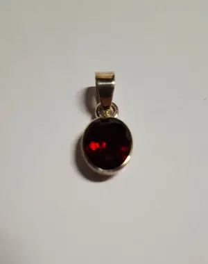 Nieuwe Handgemaakte  zilveren hanger met een mooie gefacetteerde Granaat kopen? Bied vanaf 55!