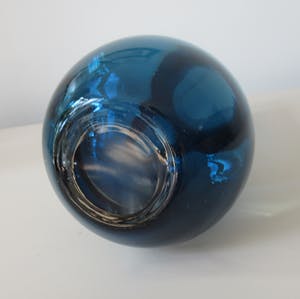 Niet of onleesbaar gesigneerd - Twee dikwandige rookblauwe glazen discus en schoorsteen vaas kopen? Bied vanaf 1!