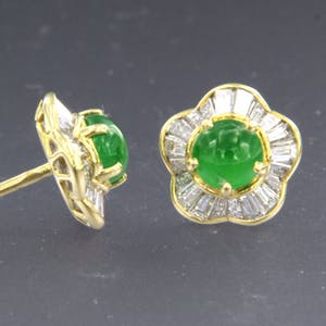 18K Goud - geel gouden oorknoppen bezet met jade en taper geslepen diamanten kopen? Bied vanaf 750!