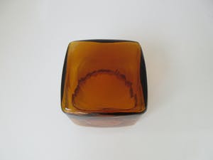 Niet of onleesbaar gesigneerd - Hand geblazen midcentury amber glazen voorraadpot met teakhouten deksel kopen? Bied vanaf 1!