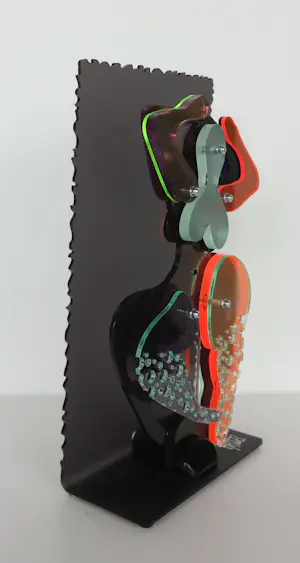 Ad van Hassel - Beeld van plexiglas in houten kistje, Buurvrouw (Cobart Pop Art) kopen? Bied vanaf 100!