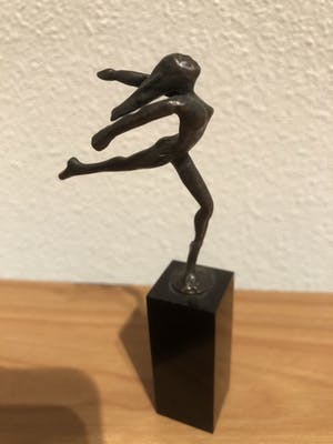 Corry Ammerlaan - Prachtig beeldje " Vrouw in de wind " kopen? Bied vanaf 20!