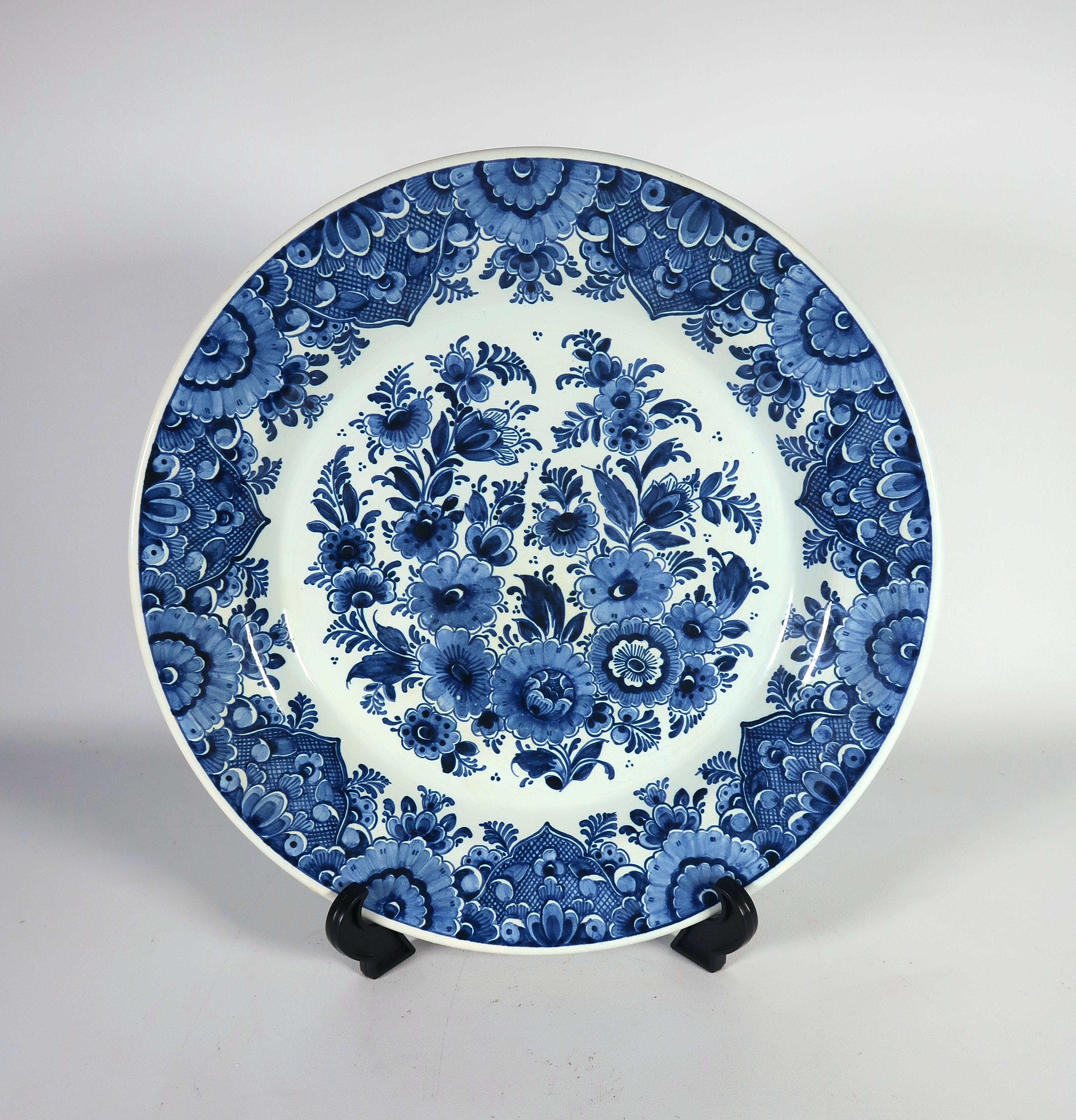 Potterie Oud Delft - Aardewerk, Sierbord met bloemen verkocht voor € 1!