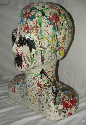Niet of onleesbaar gesigneerd - Beeld van beton , ‘Hoofd met open schedelhelft’ - beschilderd kopen? Bied vanaf 1!