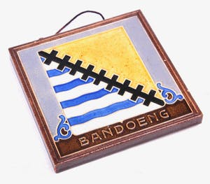 Faience- en Tegelfabriek Westraven - Cloisonné tegel voorstellende wapen van Bandoeng kopen? Bied vanaf 9!
