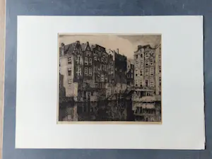 Willem van Leusden - Grote Ets "Amsterdam, de Kolk achterzijde van de huizen aan de Zeedijk" gesign kopen? Bied vanaf 38!