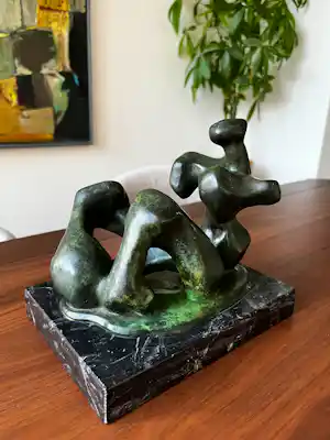 Carlos Castanedo - Bronzen sculptuur van liggend naakt figuur op marmeren sokkel verkauft für € 100!