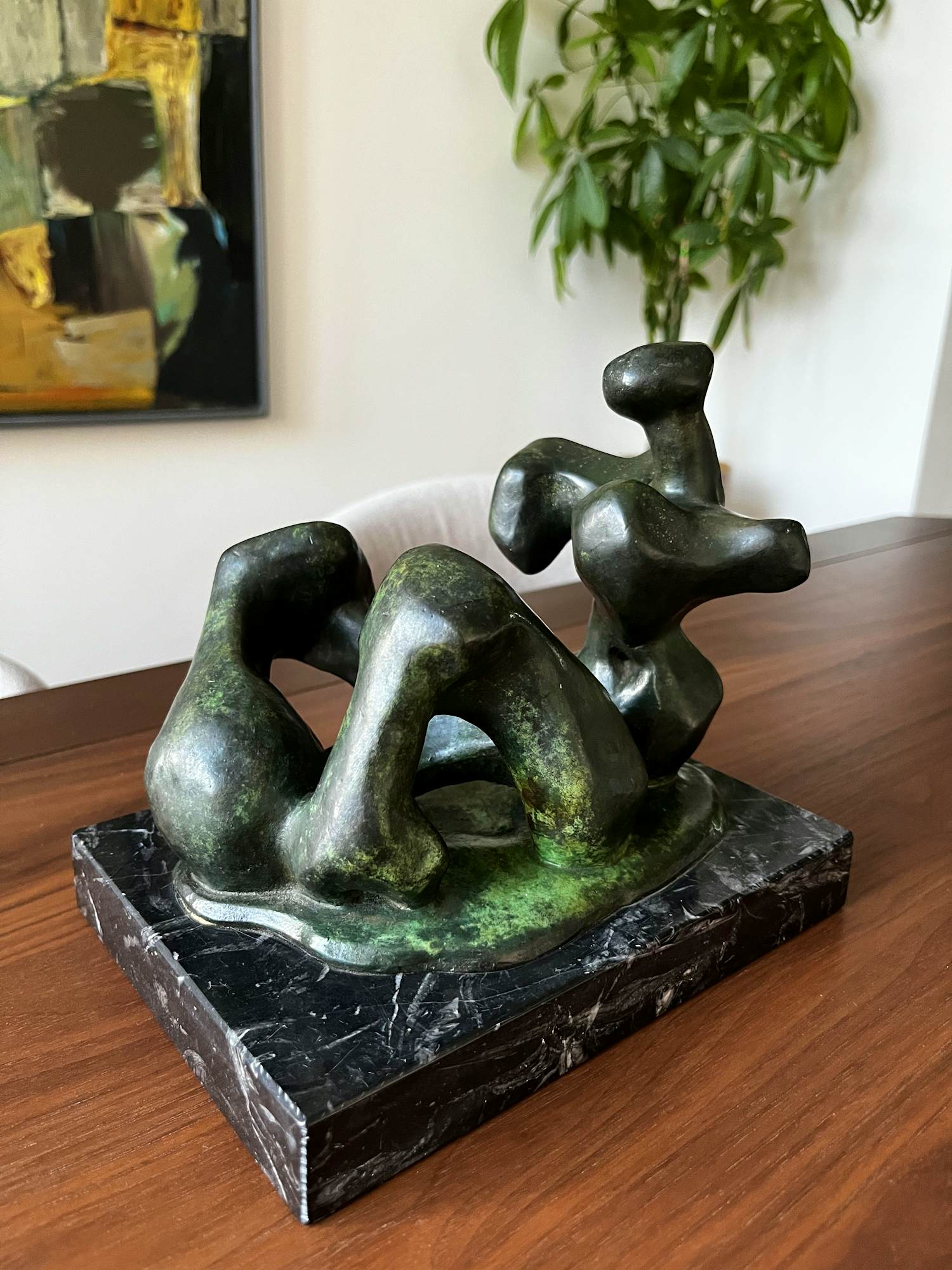 Carlos Castanedo - Bronzen sculptuur van liggend naakt figuur op marmeren sokkel kopen? Bied vanaf 250!