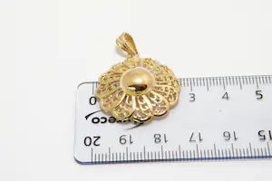 3 - Grote & mooi gedetailleerde 18Krt geel-goud rozet hanger kopen? Bied vanaf 190!