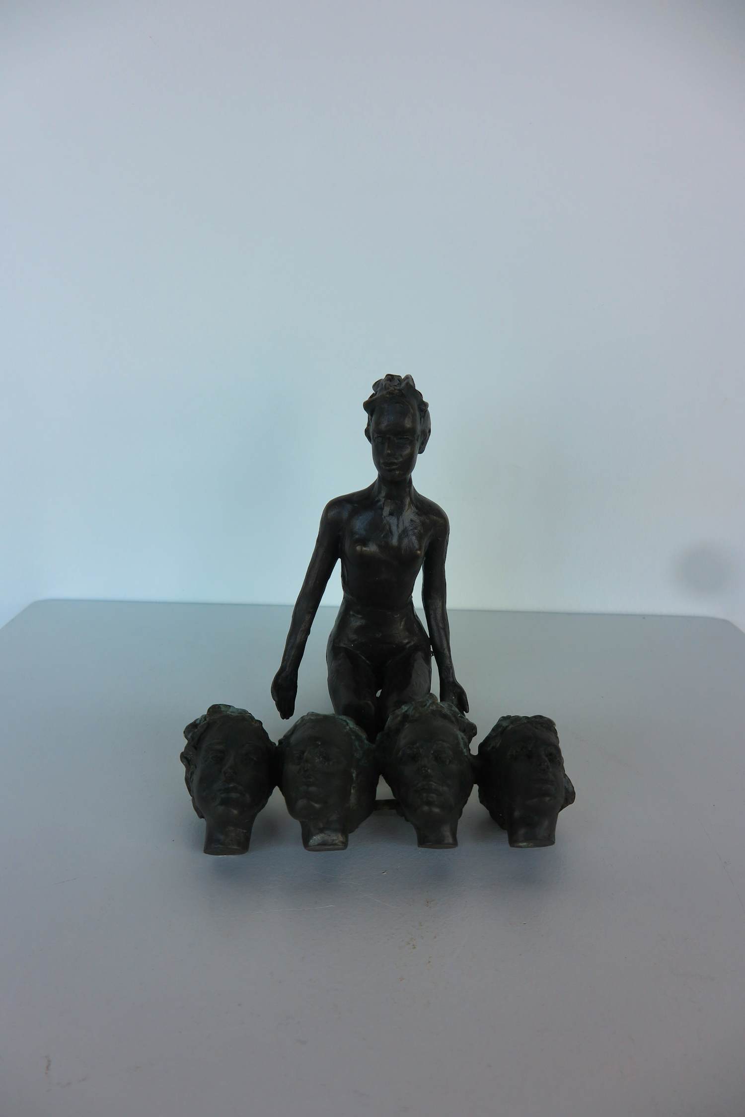 Mieke Oldenburg - Twee bronzen beeldjes, Vrouwfiguur / hoofden kopen? Bied vanaf 150!