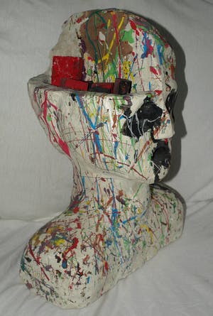 Niet of onleesbaar gesigneerd - Beeld van beton , ‘Hoofd met open schedelhelft’ - beschilderd kopen? Bied vanaf 1!