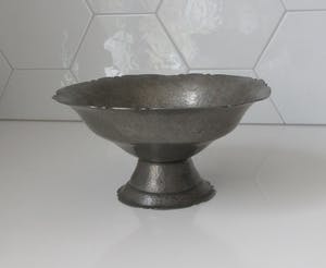 Curiosa - Gero - Hand gehamerde art deco tinnen schaal op voet kopen? Bied vanaf 1!
