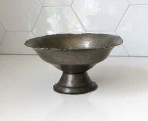 Gero - Hand gehamerde art deco tinnen schaal op voet verkocht voor € 1!