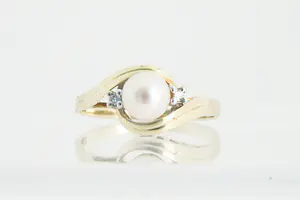 72 - Elegante 14 karaats geel-gouden dames  ring met parel en diamant (achtkant) kopen? Bied vanaf 80!
