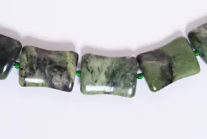 Flatteus Maw-sit-sit jade collier, ongehandelde stenen, bamboe vorm, Myanmar. kopen? Bied vanaf 75!