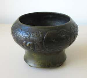 Niet of onleesbaar gesigneerd - Japanse 19e eeuwse Bronzen pot of kom op voeten- Meiji Periode verkocht voor € 10!