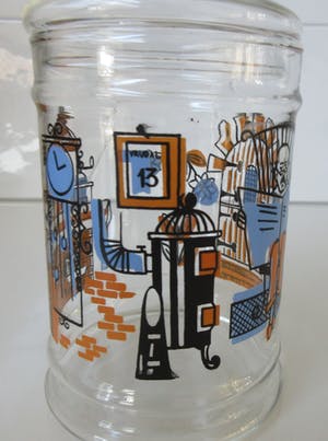 Curiosa - Vintage glazen koek of snoep pot met emaille decoratie van een huiskamer kopen? Bied vanaf 1!