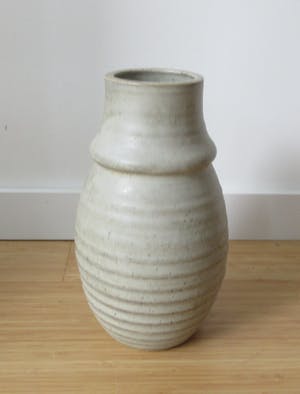 Klaas Fenne de Leeuwe - Grote vaas met grijs wit stroomglazuur kopen? Bied vanaf 25!