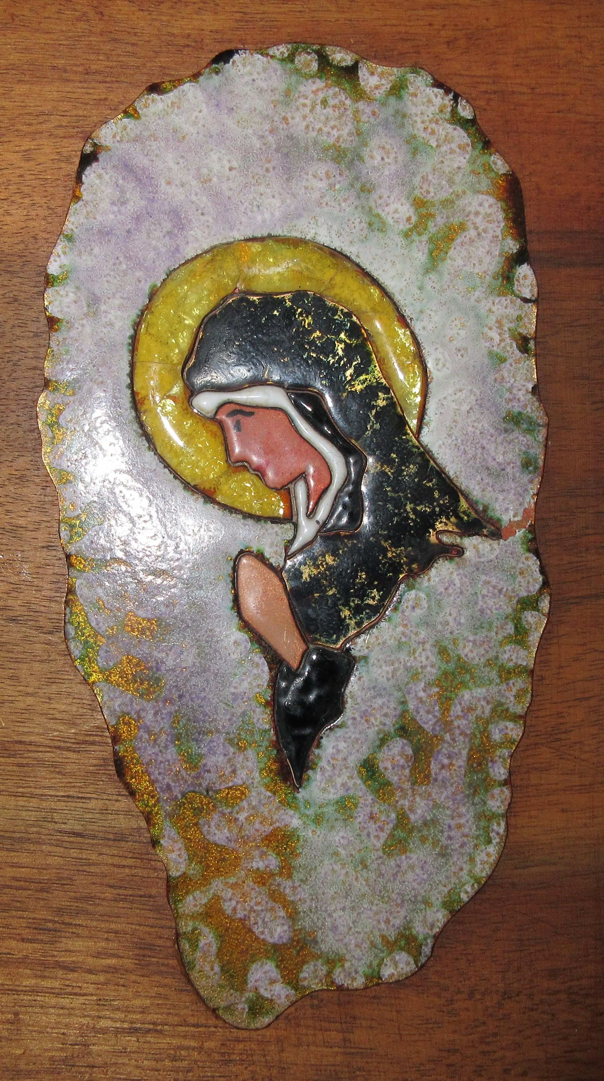 Niet of onleesbaar gesigneerd - Kunstemaille op houten wandplaquette van een Madonna kopen? Bied vanaf 1!