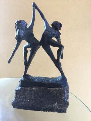Jits Bakker - twee figuren - brons op natuurstenen sokkel verkocht voor € 425!
