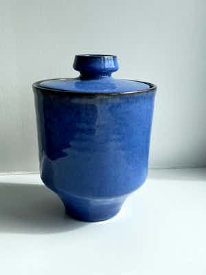 Pottenbakkerij 't Bolwerk - dekselpot ontworpen door Jan van Ham verkocht voor € 10!