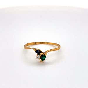 18K Goud - gouden ring met diamant, saffier en smaragd. maat 56(17,75) 1,20 gr verkocht voor € 90!