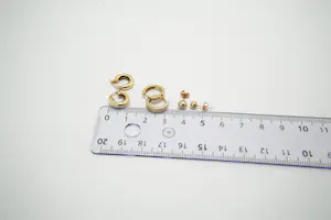 03 - Drie (3) paar gouden oorstekers - 2 x rond model en 1 x met balletjes kopen? Bied vanaf 70!