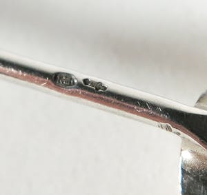 Ton van den Hout - Lot zilver (925) - Twee colliers met hangers en een lepel kopen? Bied vanaf 100!