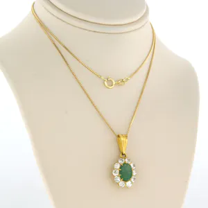 18k gouden collier met een entourage hanger bezet met smaragd en diamant kopen? Bied vanaf 700!