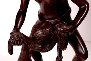 Niet of onleesbaar gesigneerd - Grote tropisch houten sculptuur - Visser met net - Djati hout - Fillipijnen kopen? Bied vanaf 1!