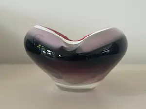 Niet of onleesbaar gesigneerd - Murano - Sommerso paars, roze en witte asbak met rode rand kopen? Bied vanaf 1!