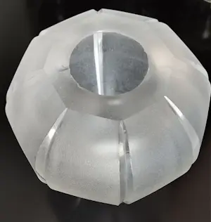 AcheterAndries Dirk Copier - Een mooi gesatineerde vaas van dik glas met acht geslepen ribben.? Enchérissez de 65!