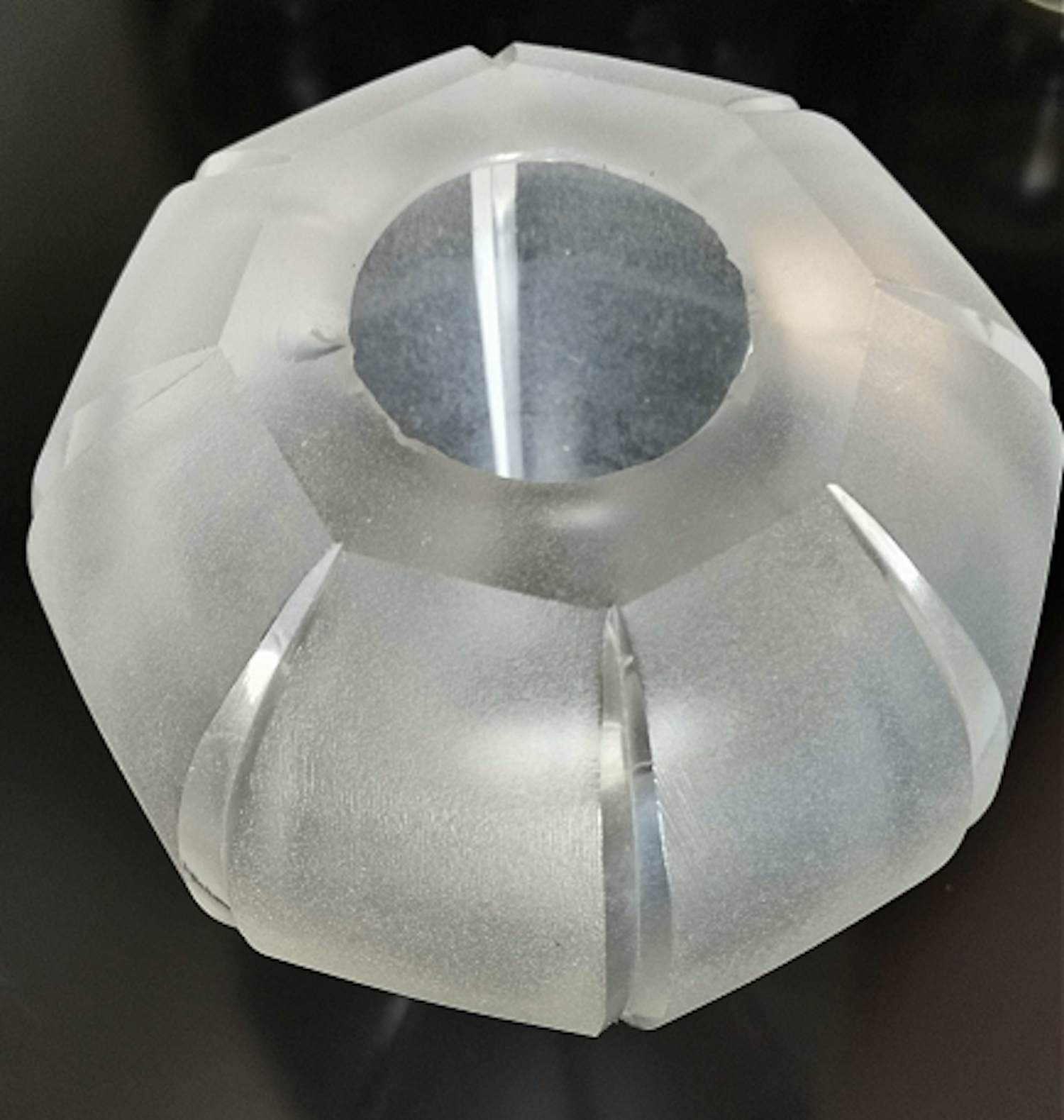 Andries Dirk Copier - Een mooi gesatineerde vaas van dik glas met acht geslepen ribben. kopen? Bied vanaf 65!